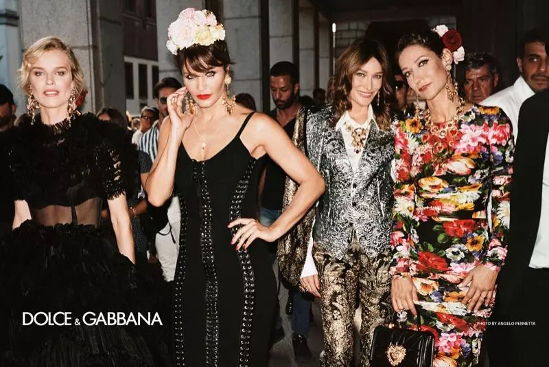 Eva Herzigova, Helena Christensen, Carla Bruni, and Marpessa Hennink front Dolce & Gabbana 2019-يىللىق ئەتىياز-ياز پائالىيىتى. سۈرەتتە: ئەنجېلو پېننېتتا