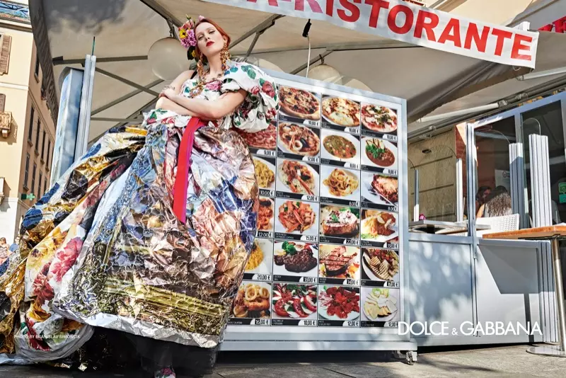 Karen Elson mbintangi kampanye Dolce & Gabbana musim semi-musim panas 2019. Foto: Branislav Simoncik