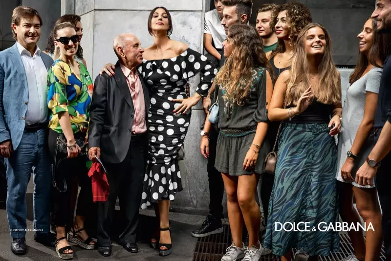 Моника Беллуччи Dolce & Gabbana 2019 жаз-жай кампаниясынын алдында турат. Сүрөт: Алекс Мажоли