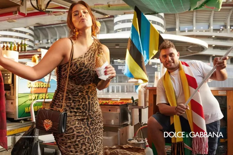 U-Ashley Graham udlala izihlabani kumkhankaso we-Dolce & Gabbana entwasahlobo-ehlobo 2019. Isithombe: Luca & Alessandro Morelli