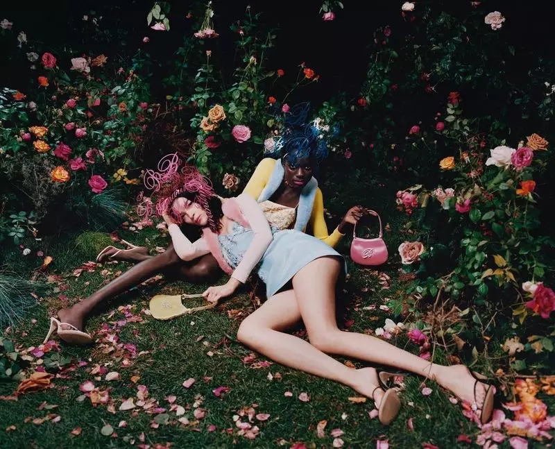 Une image de la campagne publicitaire printemps 2021 de Blumarine.