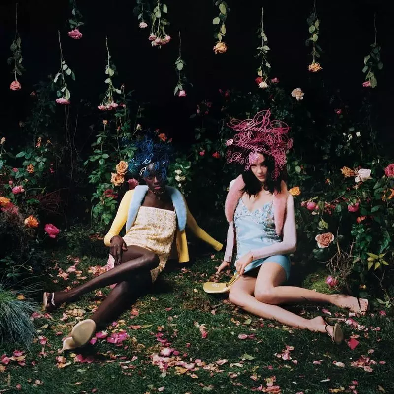 Sokhna Niane et Mariacarla Boscono posent dans un jardin pour la campagne printemps-été 2021 de Blumarine.