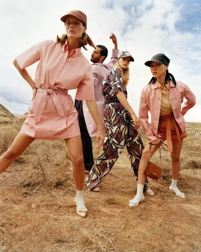 Malgosia Bela, David Kammenos, Abby Champion e Sora Choi davanti alla campagna di Salvatore Ferragamo primavera-estate 2020