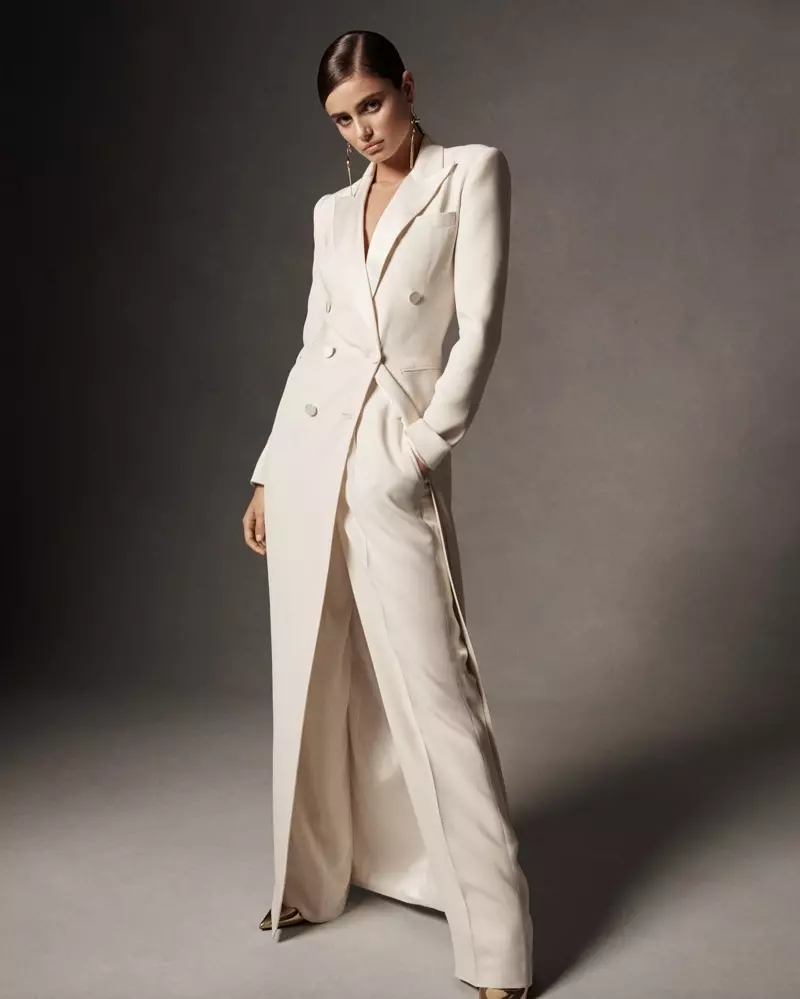 Модель Тейлор Хилл 2019-жылдын жазында Ralph Lauren коллекциясындагы смокинг көйнөкчөн.