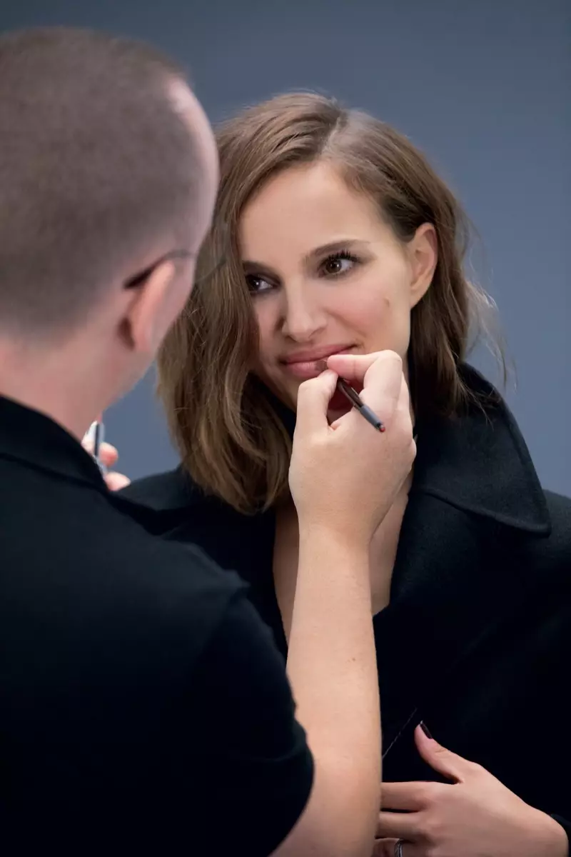 Aktorka Natalie Portman przygotowuje się do retuszu na planie sesji zdjęciowej Diora