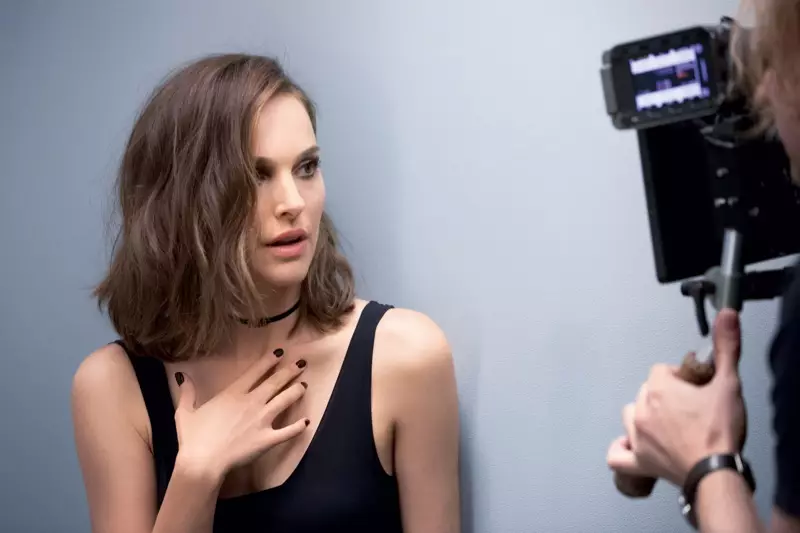 Aktorka Natalie Portman wygląda na przygotowaną na zbliżenie za kulisami sesji Diorskin