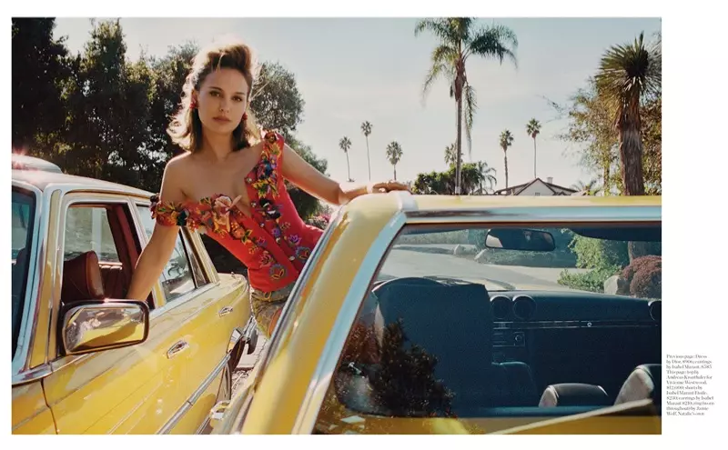 Poserend in een oldtimer, draagt Natalie Portman Andreas Kronthaler voor Vivienne Westwood top en Isabel Marant Etoile short