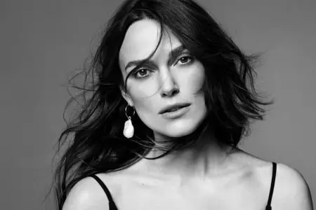 Si Keira Knightley Poses sa Chic Monochrome Nangita alang sa PORTER Edit