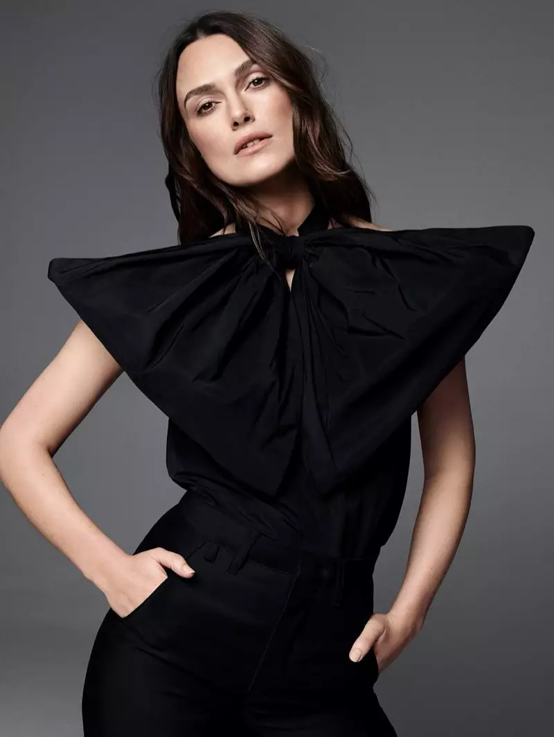 မင်းသမီး Keira Knightley သည် Givenchy အင်္ကျီကိုဝတ်ဆင်ထားသည်။