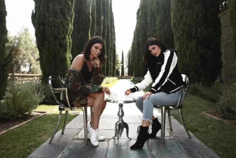 Kendall en Kylie Jenner posearje foar PacSun-gearwurking