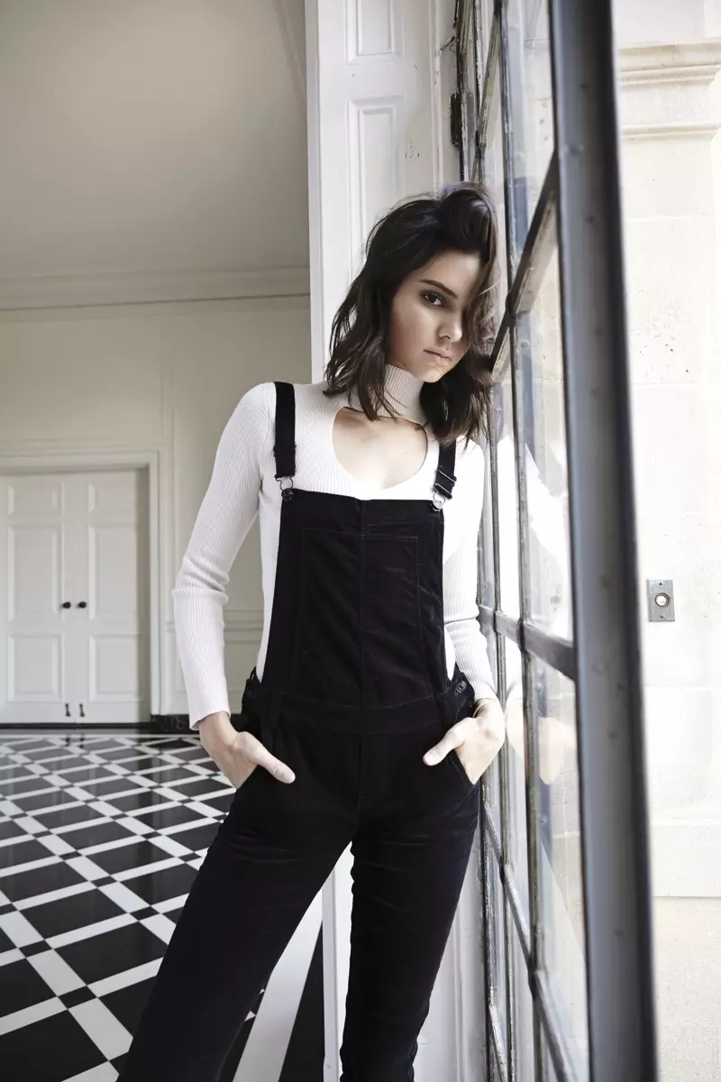 Kendall Jenner yana sanye da Kendall & Kylie Skinny Overalls