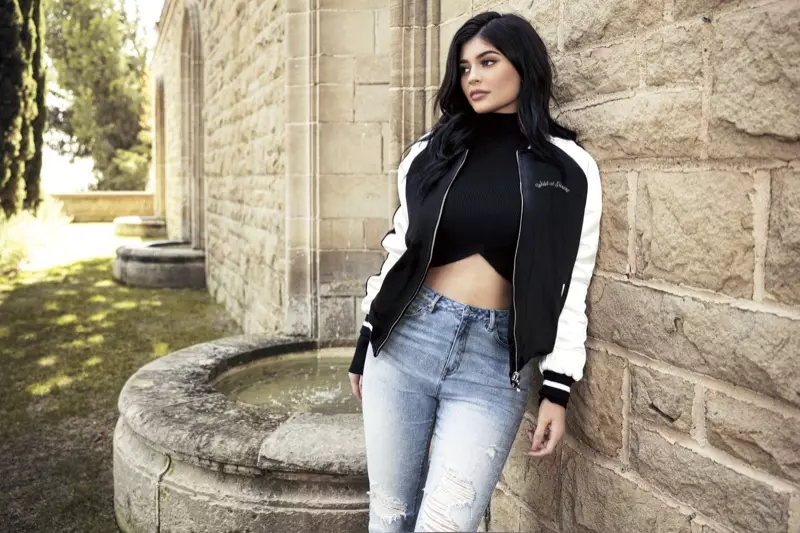 Kylie Jenner Kendall + Kylie bomber ceket giyiyor