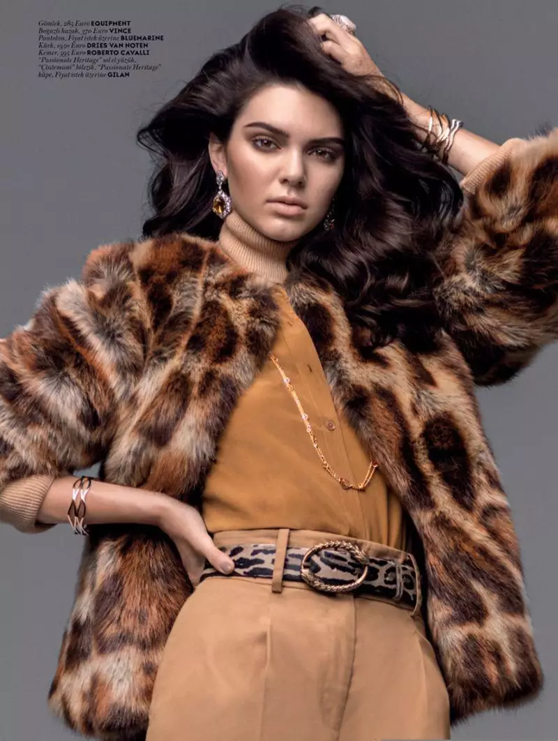 Ang modelo nga si Kendall Jenner nagsul-ob og fur coat nga adunay butones nga tumoy ug karsones