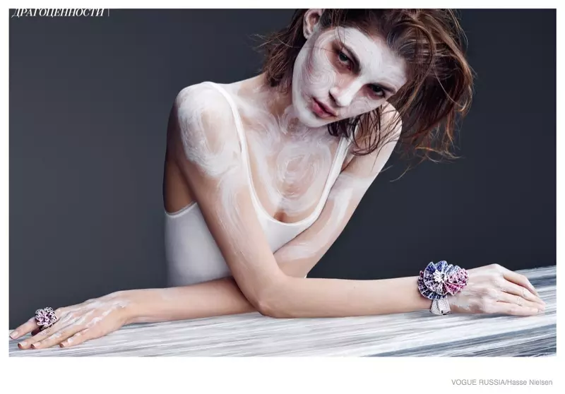 Valery Kaufman er en Painted Beauty i Hasse Nielsen Shoot for Vogue Russia