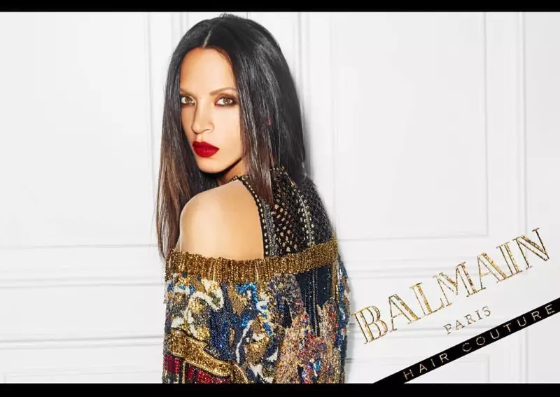 Noemie Lenoir nosí rovný účes v kampani Balmain Hair Couture Icons
