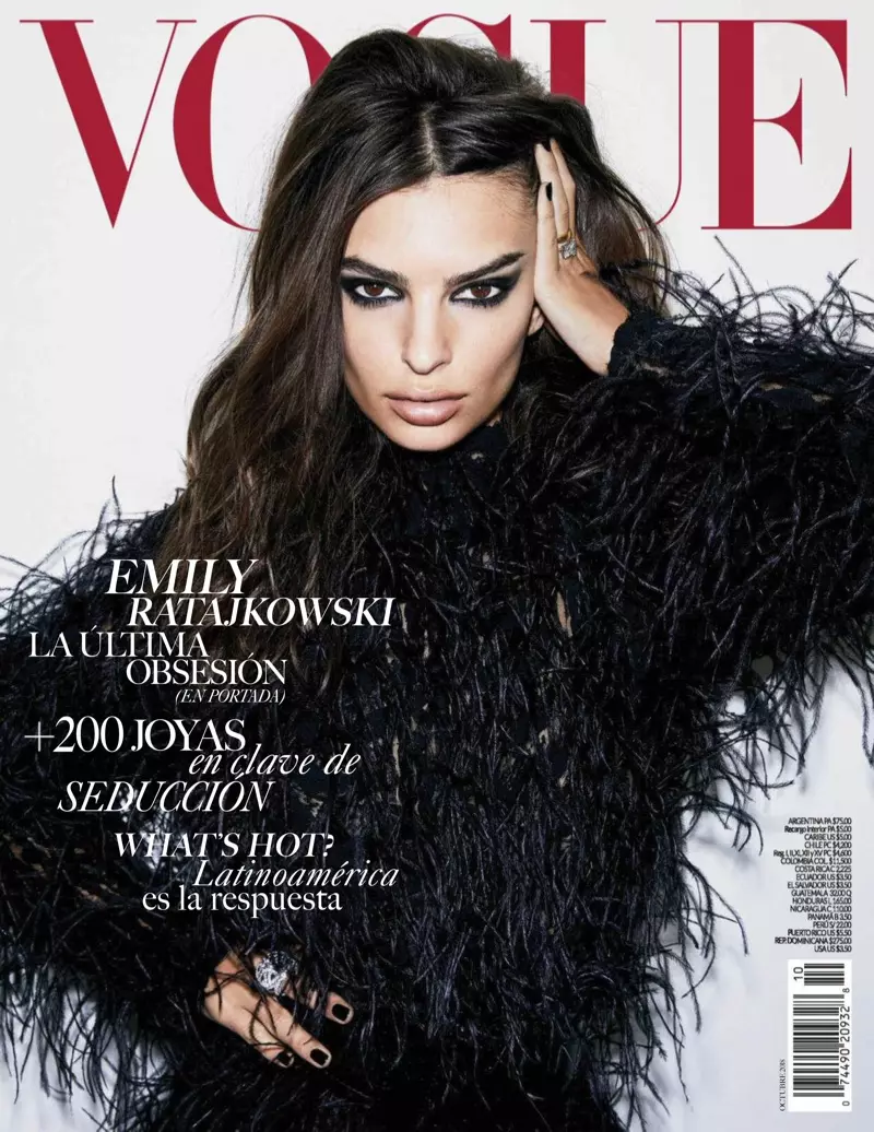 Emily Ratajkowski Smolders in All Black söker efter Vogue Mexico