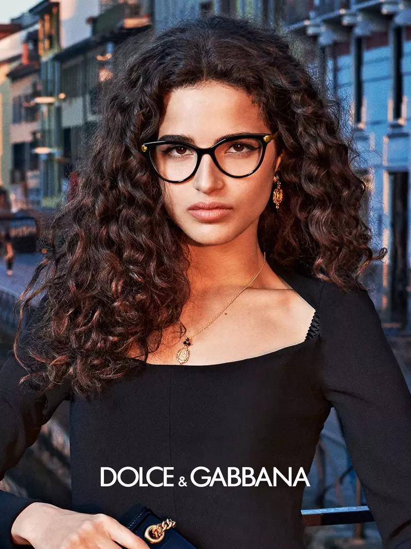 Model Chiara Scelsi inoonekwa muDolce & Gabbana Eyewear yekudonha-yechando 2019 mushandirapamwe.