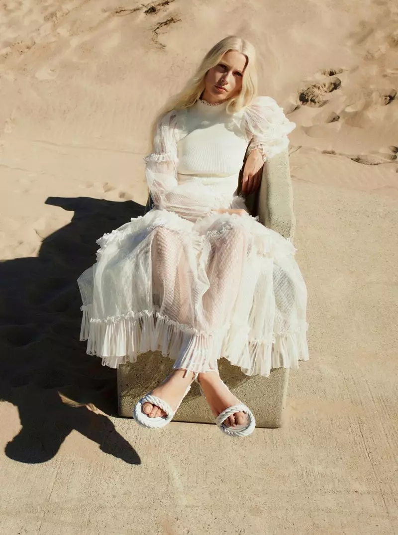 Kirsty Hume Yakira Imyambarire ya Beach for Sunday Times Style