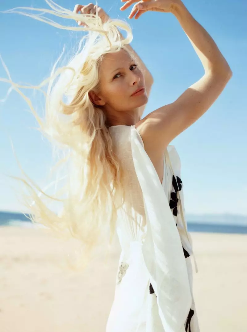 Kirsty Hume Embraces Beach Zam rau Hnub Sunday Times Style