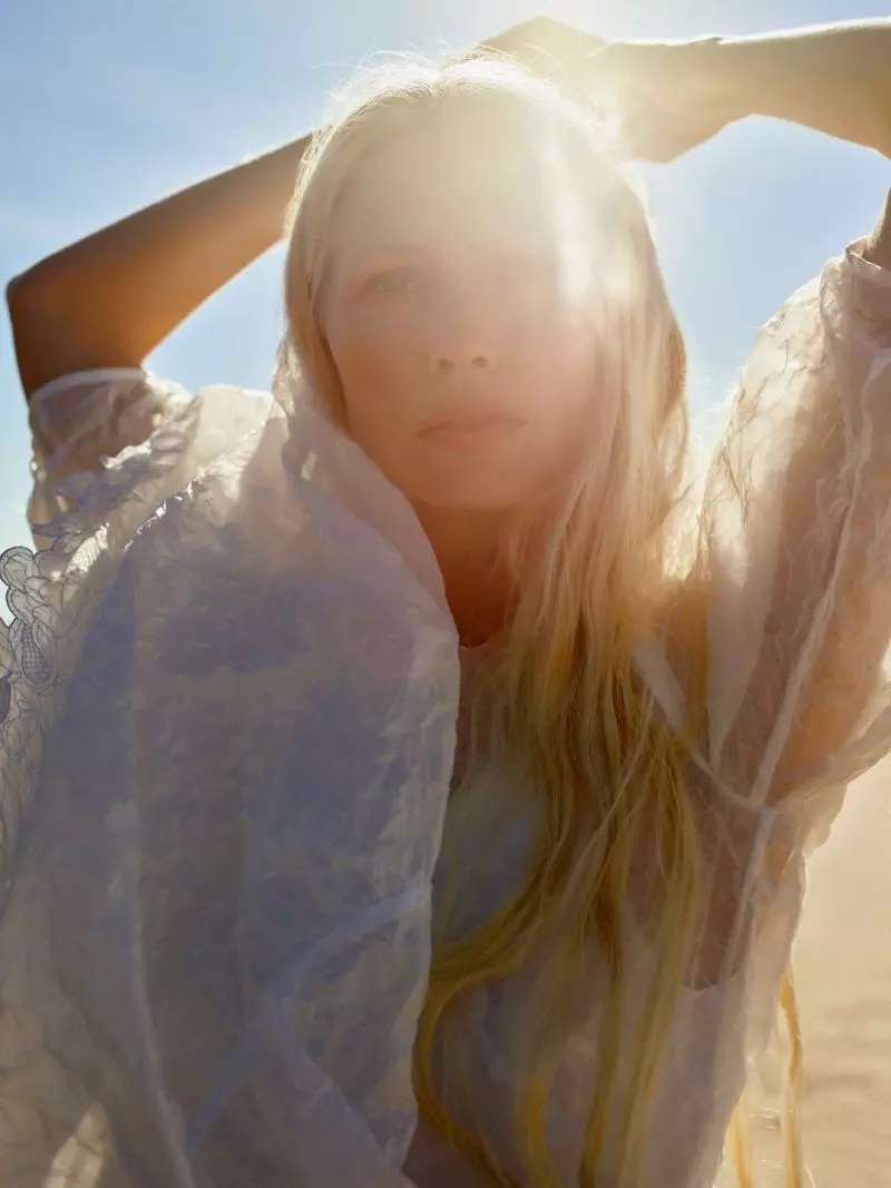 Kirsty Hume Embraces Beach Zam rau Hnub Sunday Times Style