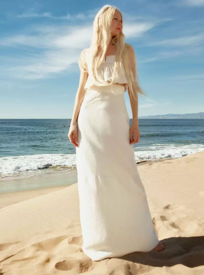 Kirsty Hume Embraces Beach Zam rau Hnub Sunday Times Style