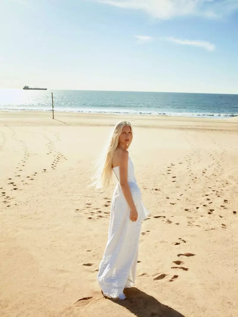 Kirsty Hume Embraces Beach Zam rau Hnub Sunday Times Style