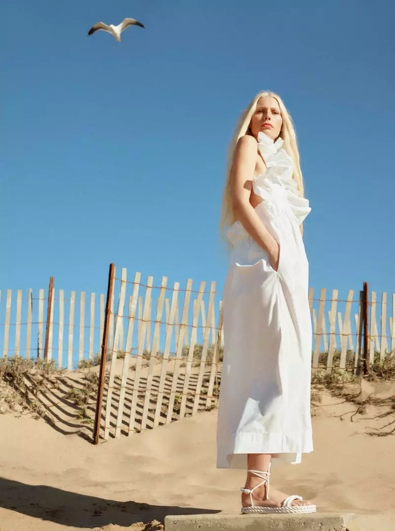 Kirsty Hume omfavner strandmote for Sunday Times Style