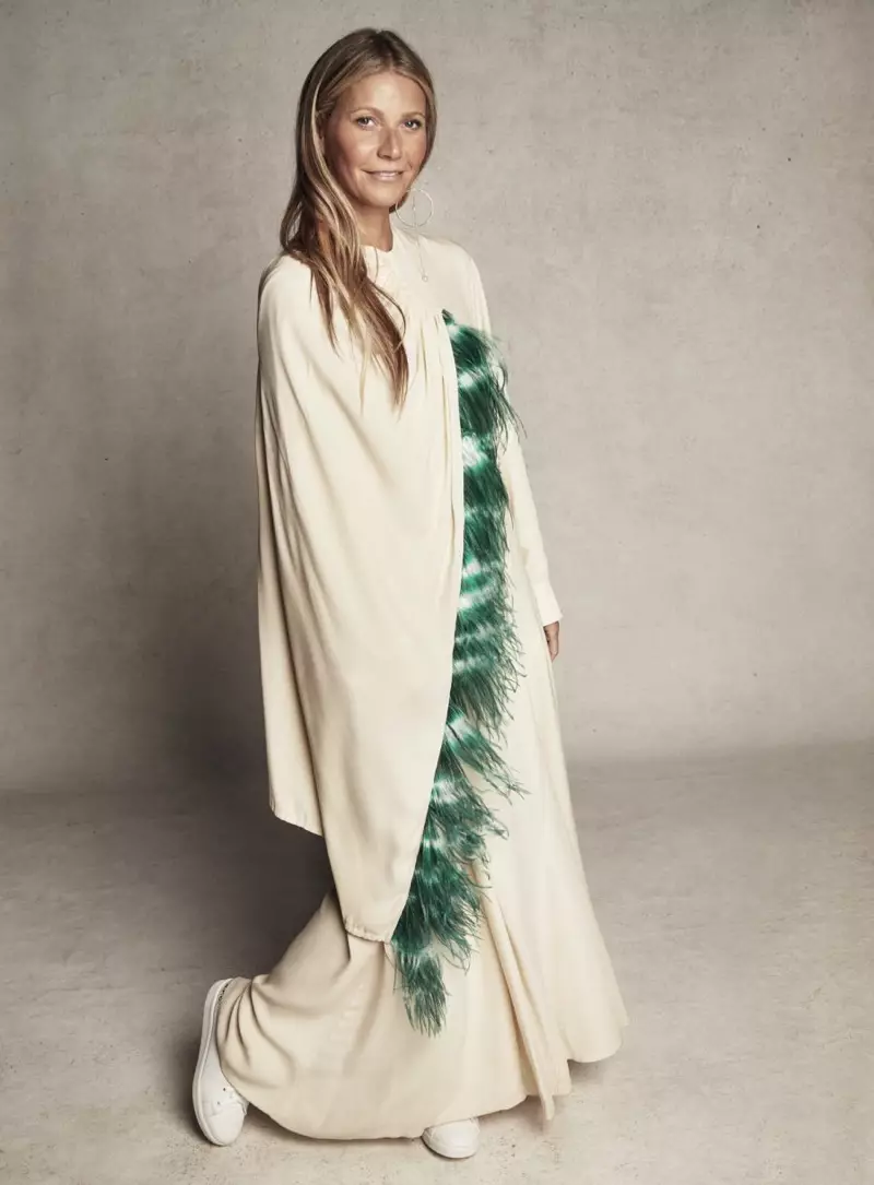 Gwyneth Paltrow hnav Dries Van Noten hnav khaub ncaws thiab khau ntaub APC