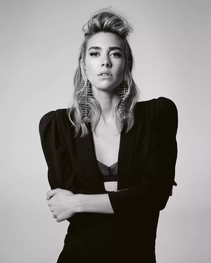 Herečka Vanessa Kirby pózuje v čiernom saku