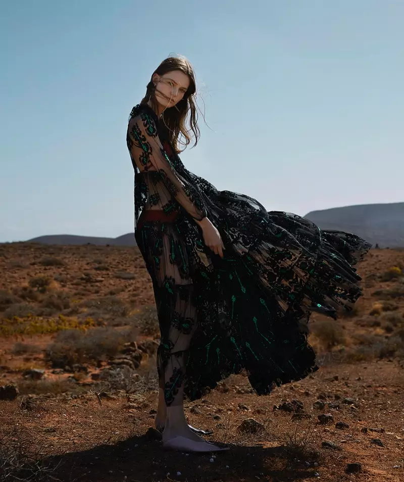 Sara van der Hoek Embraces Artsy Prints សម្រាប់ Marie Claire Netherlands