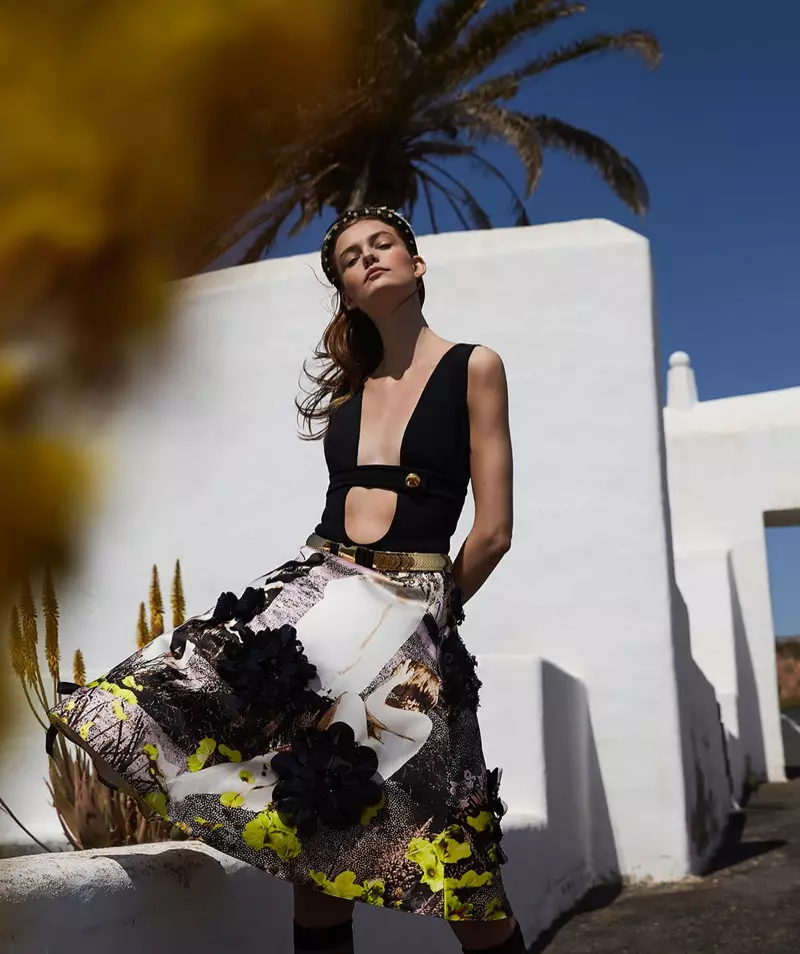 Sara van der Hoek adota estampas artísticas para Marie Claire Holanda