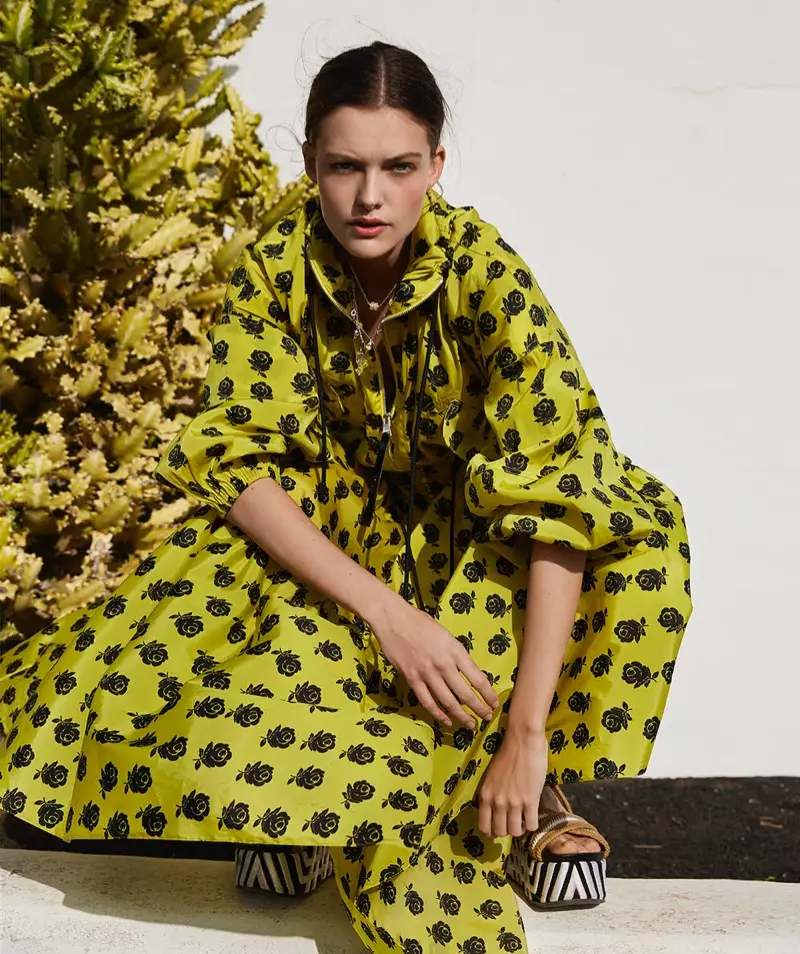 Sara van der Hoek Embraces Artsy Prints សម្រាប់ Marie Claire Netherlands