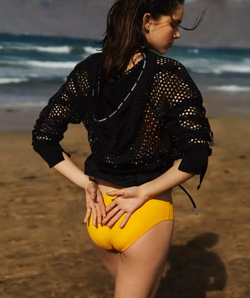 Sanne de Roo modellerer Surfer Style for Marie Claire Holland