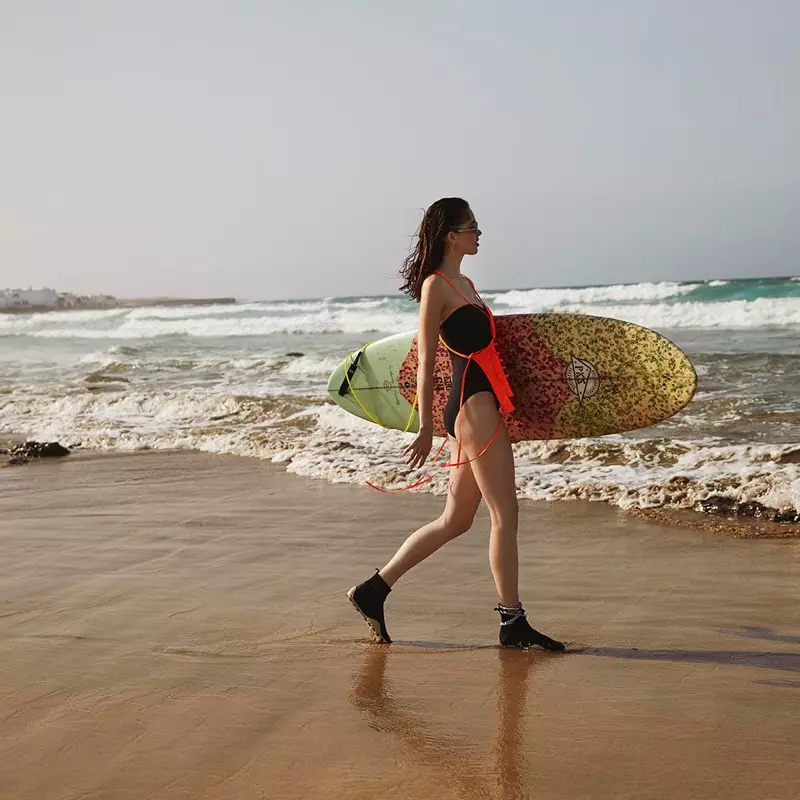 Sanne de Roo Models Surfer Style para sa Marie Claire Netherlands