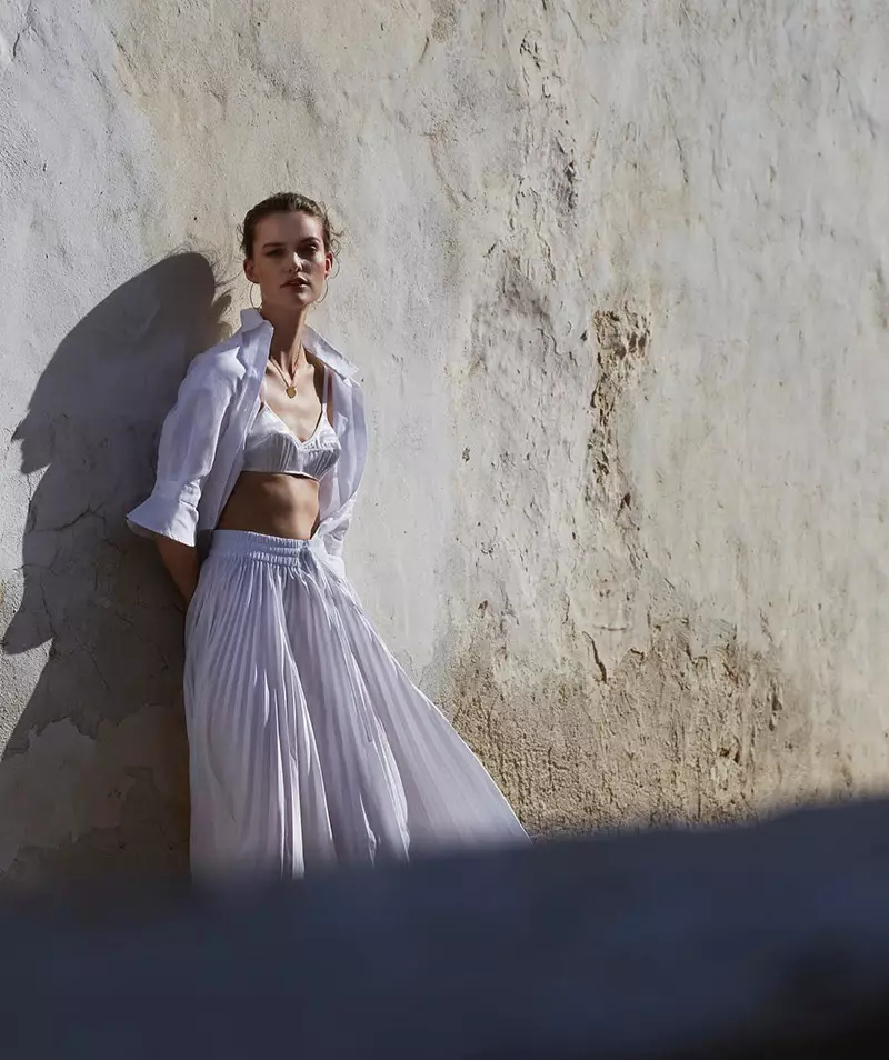 Sara Van der Hoek na-etinye na Whites Summer maka Marie Claire Netherlands