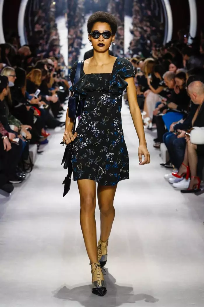 Lineisy Montero desfila na passarela do desfile outono-inverno 2016 da Dior usando um vestido enfeitado e óculos de sol