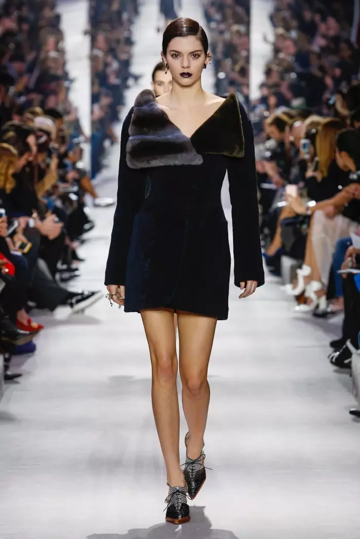 Kendall Jenner rint de baan by Dior's hjerst-winter 2016-show yn in bont fersierde jurk