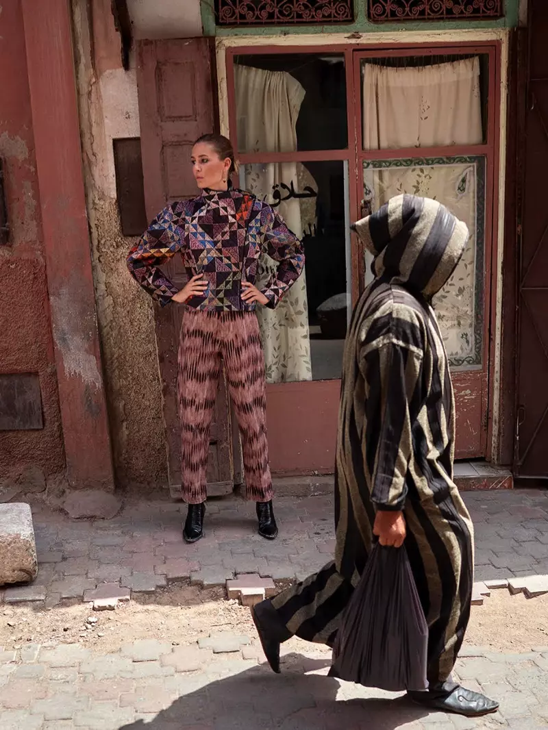 Nadja Bender pozon në Marok për revistën TELVA