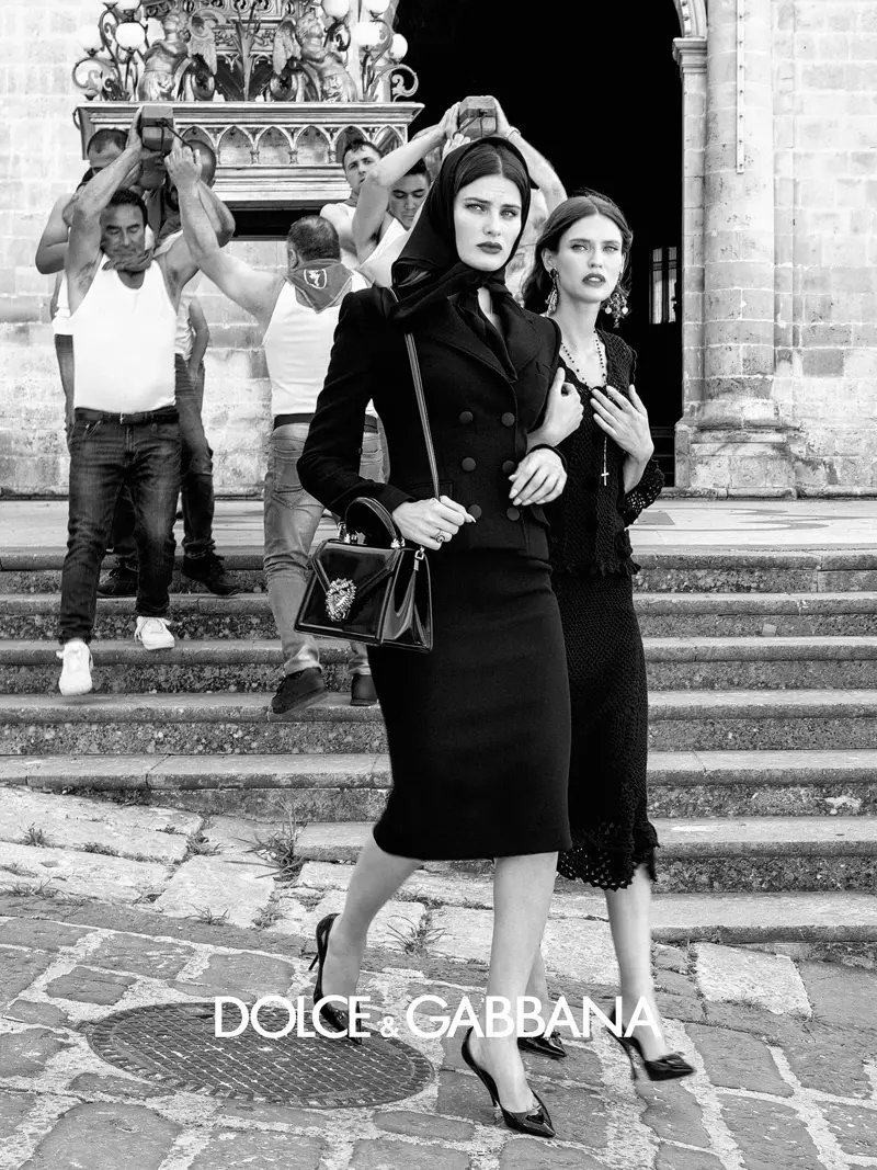 Mae modelau Isabeli Fontana a Bianca Balti yn ymddangos yn ymgyrch gwanwyn-haf 2020 Dolce & Gabbana