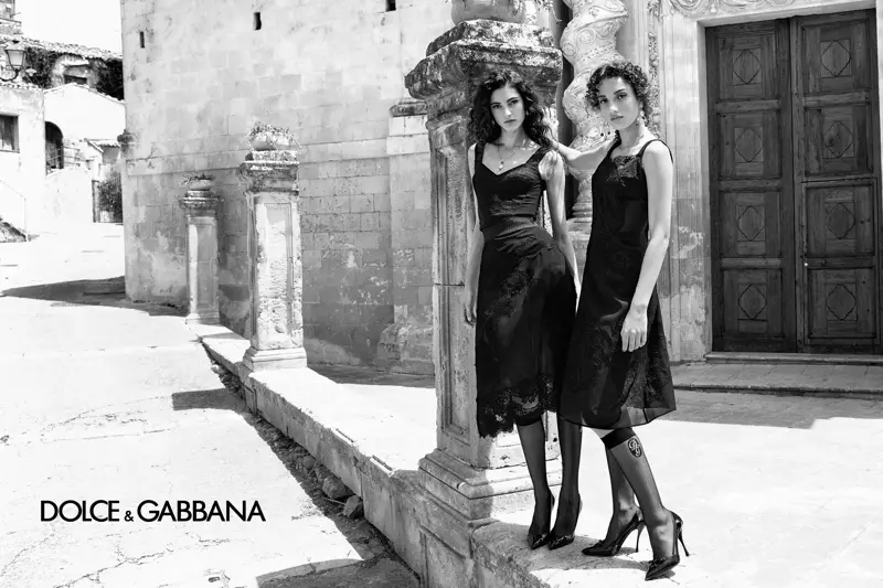 Usa ka imahe gikan sa kampanya sa advertising sa tingpamulak sa Dolce & Gabbana 2020