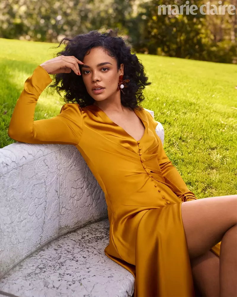 Lśniąca złotem Tessa Thompson ma na sobie sukienkę Jonathana Simkhai z kolczykiem Lele Sadoughi