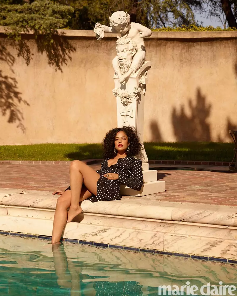 Posant au bord de la piscine, Tessa Thompson porte une robe Alessandra Rich