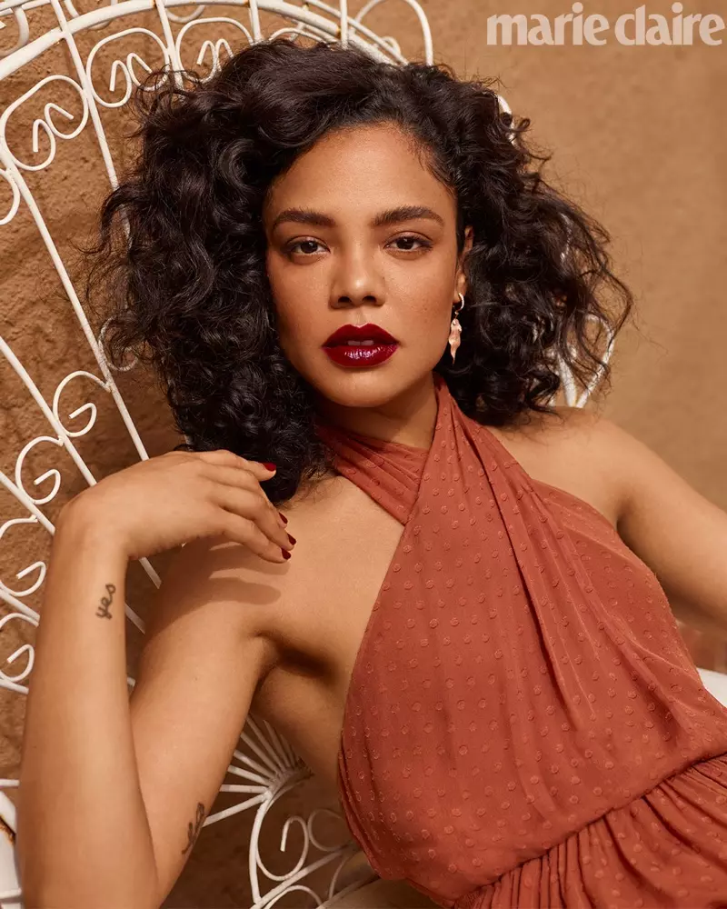 Tessa Thompson pozează în rochie Kate Spade New York și cercei Simon G. Jewelry