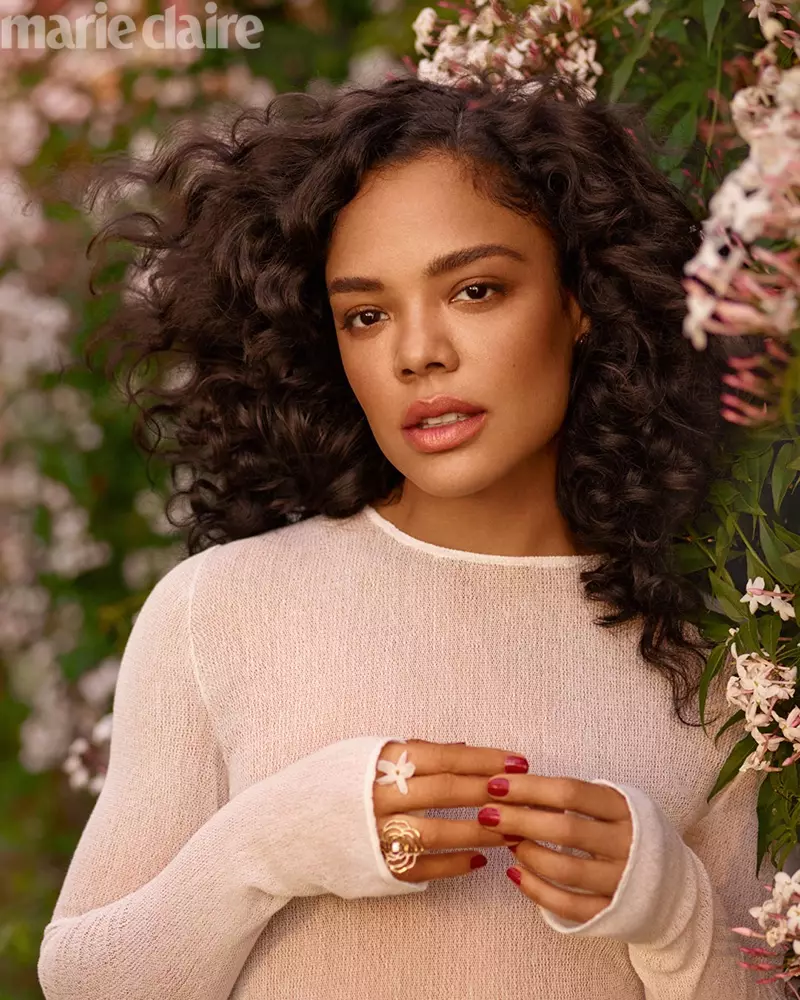 Aktris Tessa Thompson, Chanel Fine Jewelry ile Chanel elbisesi giyiyor