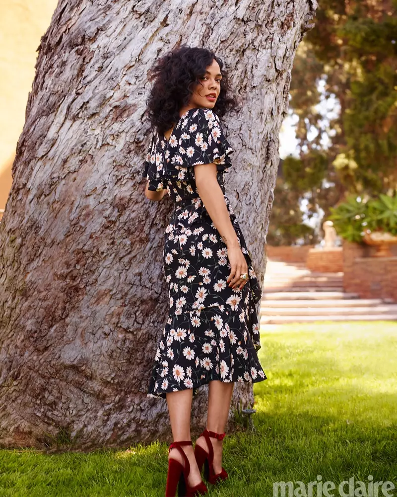 Aktorino Tessa Thompson pozas en vesto de Michael Kors Collection kaj kalkanumoj de Giuseppe Zanotti