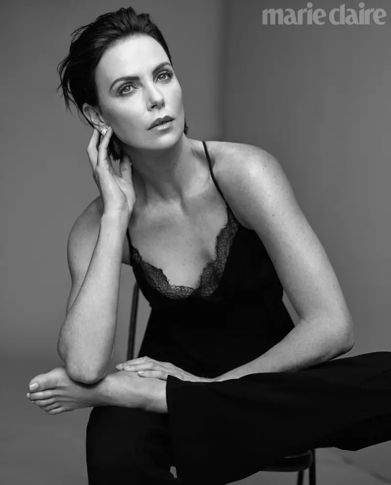 Aktorė Charlize Theron dėvi Victoria Beckham viršūnę ir kelnes su Bulgari auskarais