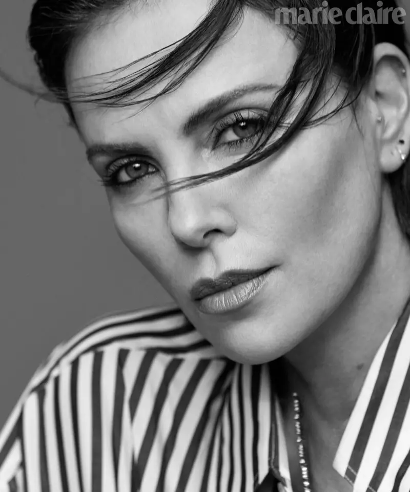 Bersedia untuk penampilan rapatnya, Charlize Theron memakai atasan Marc Jacobs dan rantai Cartier