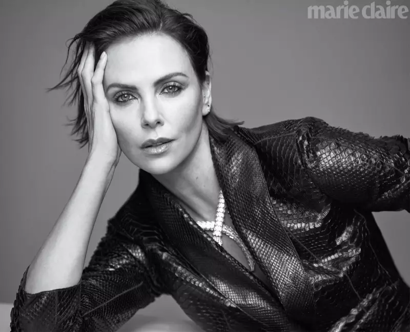 Charlize Theron pozuoja su Brunello Cucinelli švarku ir Bulgari karoliais