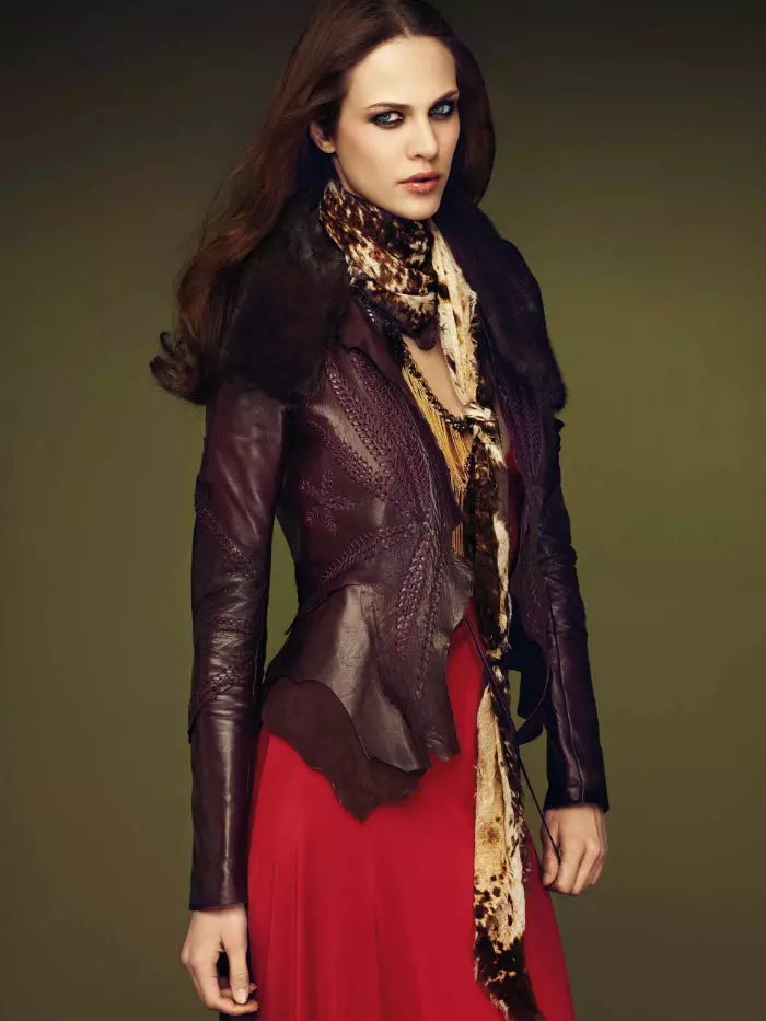 Aymeline Valade ac Olga Sherer ar gyfer Roberto Cavalli Fall 2011