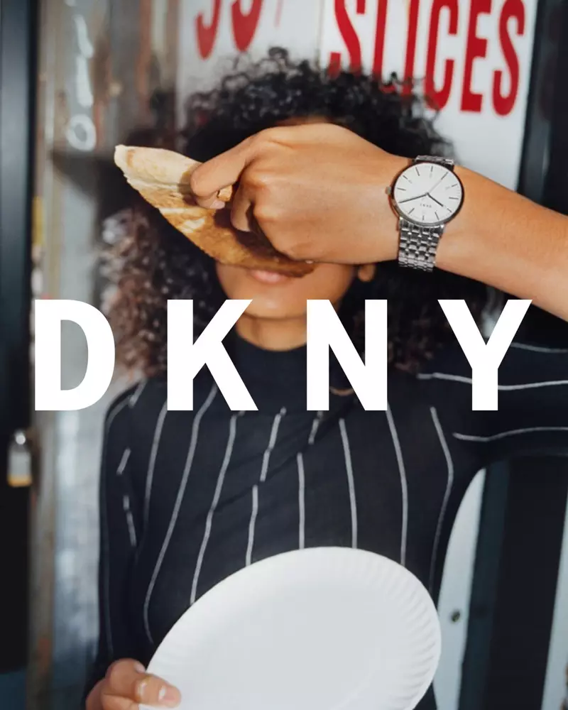 Gikuhaan og litrato sa New York City, si Imaan Hammam nag-pose uban ang sikat nga dako nga hiwa sa pizza